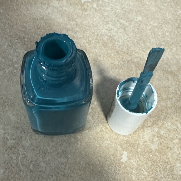 Essie nail - 5 for $25 for items marked with ⭐️ - Picture 2 of 2